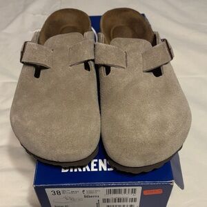 Birkenstock women’s Suede Clogs - Taupe
